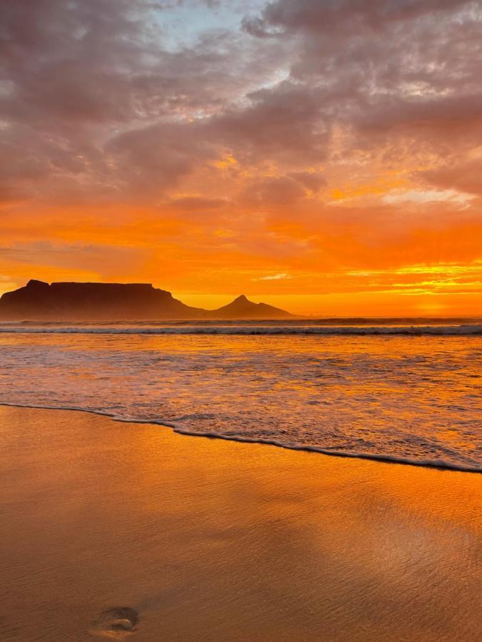 Sunset Beach Holiday Accommodation ケープタウン エクステリア 写真